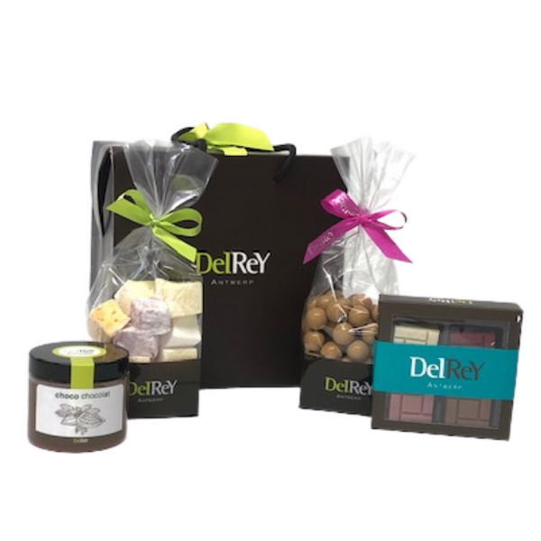 Mooie cadeauzak van DelRey met chocolade, pralines / Beautiful gift bag from DelRey with chocolates, pralines 