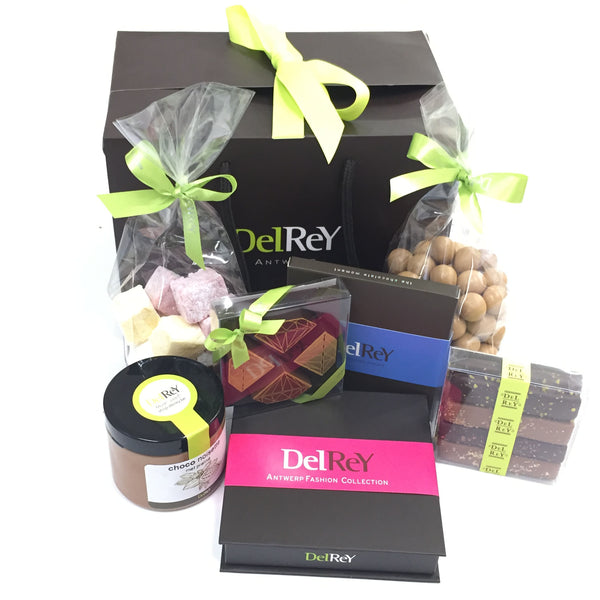 Mooie cadeauzak van DelRey met chocolade, pralines, choco, mikado / Beautiful gift bag from DelRey featuring chocolate, pralines, choco, mikado 