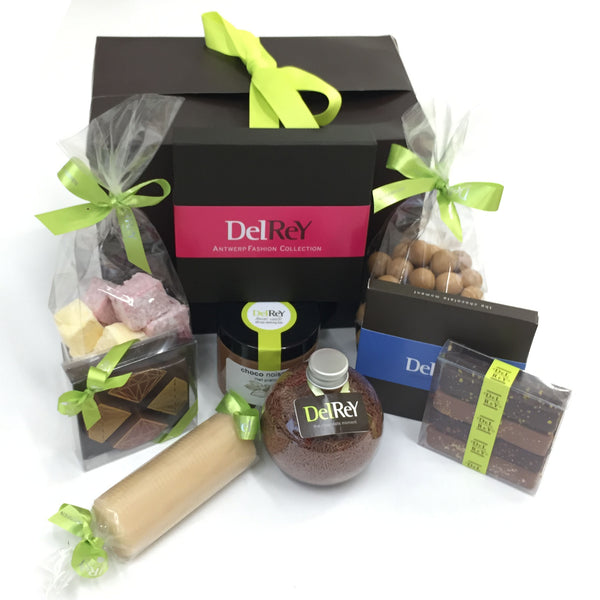 Mooie cadeauzak van DelRey met chocolade, pralines / Beautiful gift bag from DelRey with chocolates, pralines 