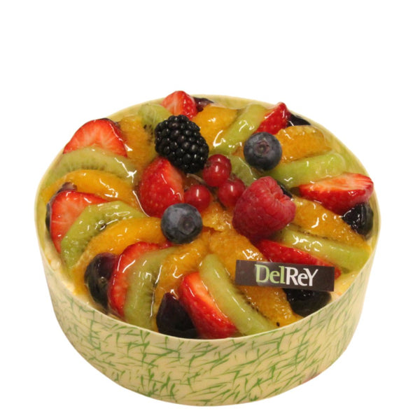 DelRey dessert taart van Biscuit met binnenin een crème met lichte sinaasappelsmaak en bovenop vers fruit / DelRey dessert cake made of Biscuit with a light orange flavored cream inside and fresh fruit on top