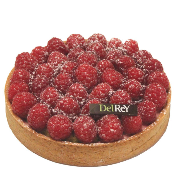 Taart van DelRey met zanddeegcroute met pistachebiscuit, frambozencrème met een infusie van rode vruchten en verse frambozen / DelRey's cake with shortbread crust with pistachio cookie, raspberry cream with an infusion of red fruit and fresh raspberries