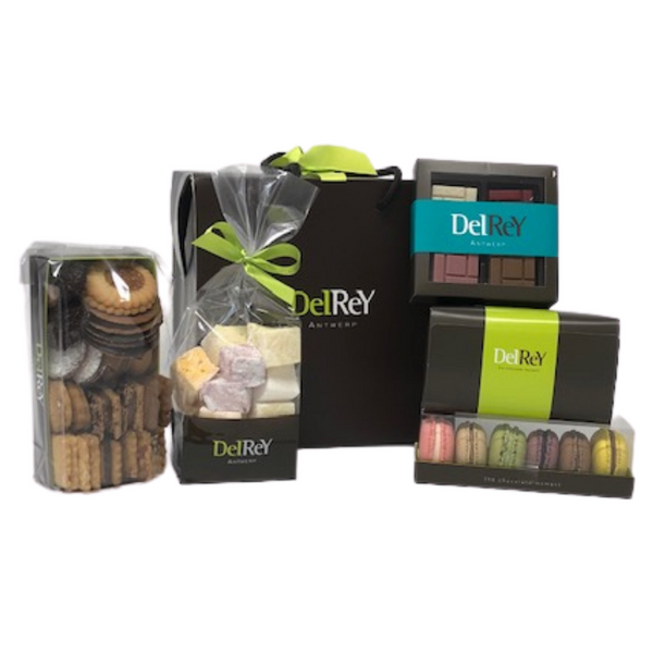 Mooie cadeauzak van DelRey met chocolade, pralines, macron / Beautiful gift bag from DelRey with chocolate, pralines, macron 