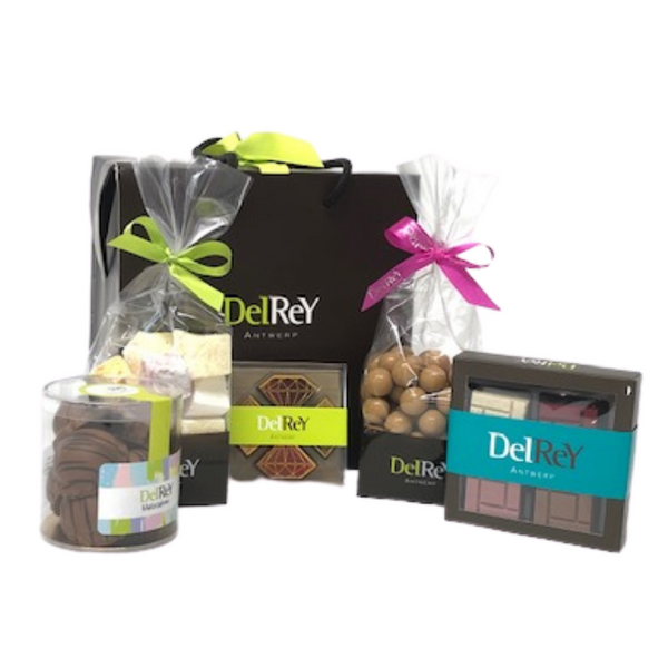 Mooie cadeauzak van DelRey met chocolade, pralines / Beautiful gift bag from DelRey with chocolates, pralines 