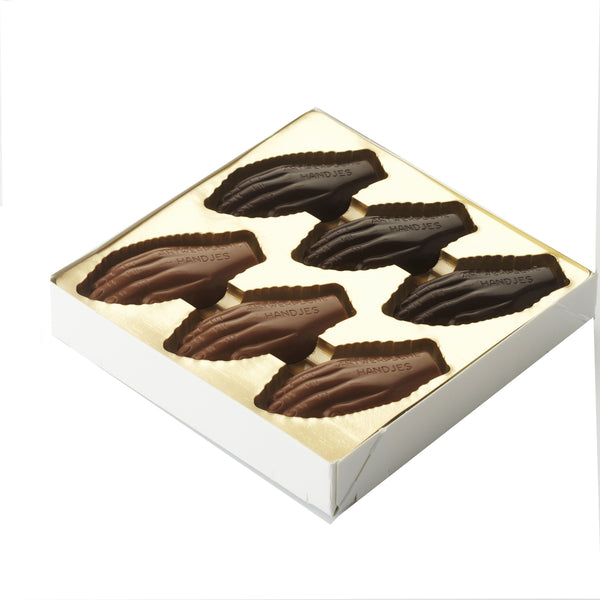 12 chocolade handjes gevuld met marsepein en Elixir d'Anvers. (streekproduct). Samen verpakt met een flesje Elixir d'Anvers / 12 chocolate hands filled with marzipan and Elixir d'Anvers. (local product). Packed together with a bottle of Elixir d'Anvers