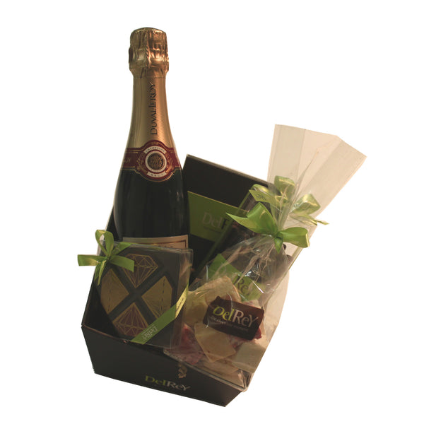 Mooie cadeaumand van DelRey met chocolade, champagne en pralines / Beautiful gift basket from DelRey with chocolates, champagne and pralines