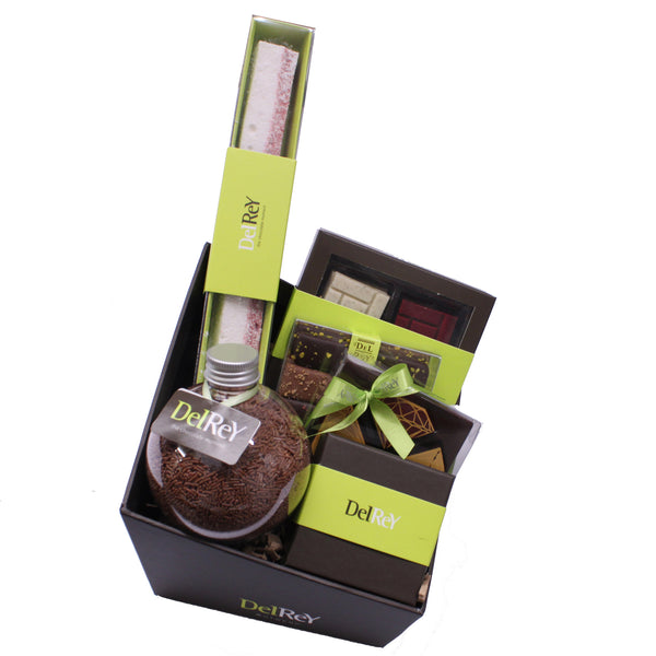 Mooie cadeaumand van DelRey met chocolade en pralines / Beautiful gift basket from DelRey with chocolates and pralines