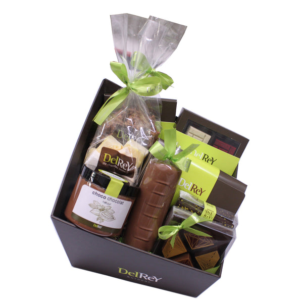 Mooie cadeaumand van DelRey met chocolade en pralines / Beautiful gift basket from DelRey with chocolates and pralines