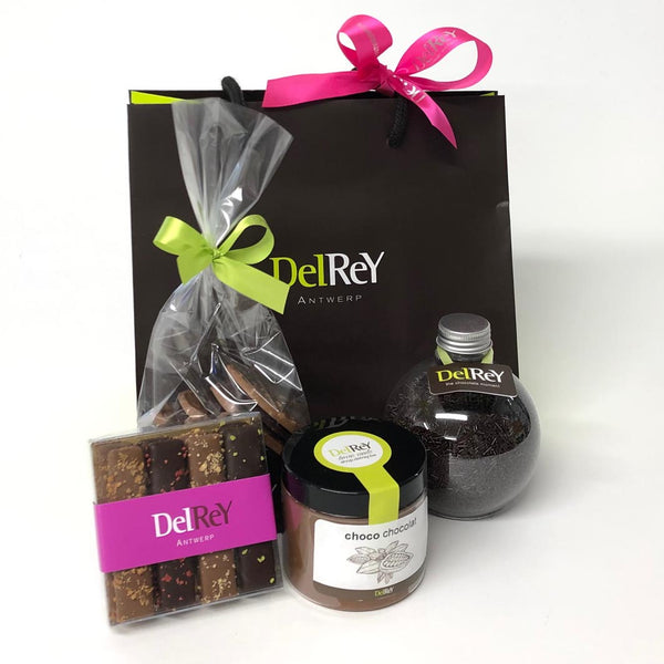 Mooie cadeauzak van DelRey met chocolade, pralines / Beautiful gift bag from DelRey with chocolates, pralines 