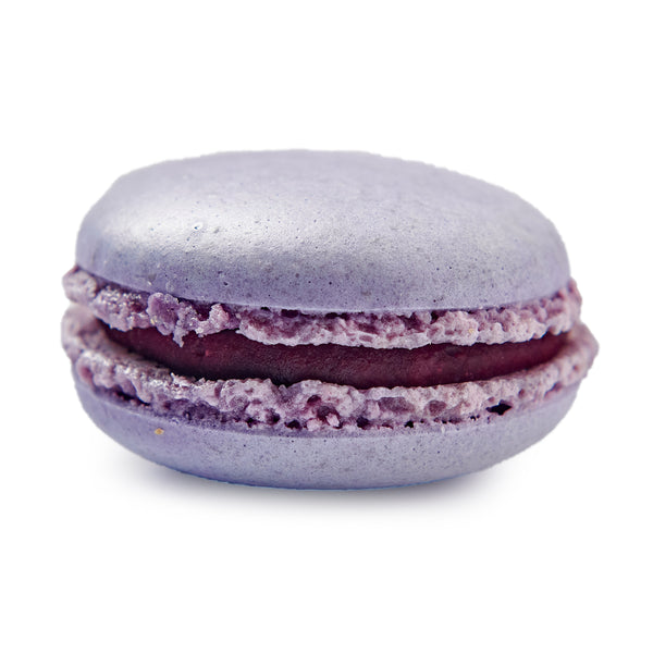 Macaron op basis van amandel, krokant van buiten en zacht vanbinnen. Gevuld met een ganache van cassis en een vleugje lavendel / Almond macaron, crunchy on the outside and soft on the inside. Filled with a ganache of cassis and a hint of lavender 