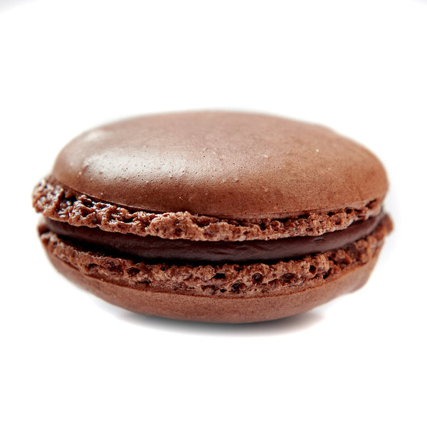 Macaron op basis van amandel, krokant van buiten en zacht vanbinnen. Gevuld met een ganache van chocolade / Almond macaron, crunchy on the outside and soft on the inside. Filled with a chocolate ganache