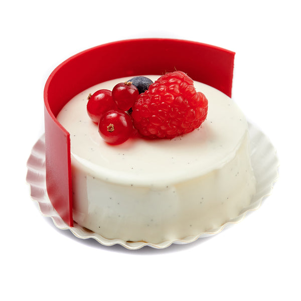 DelRey taart met Witte chocolademousse, vanille en crème van frambozen op een bodem van amandelbiscuit / DelRey cake with White chocolate mousse, vanilla and raspberry cream on an almond cookie base