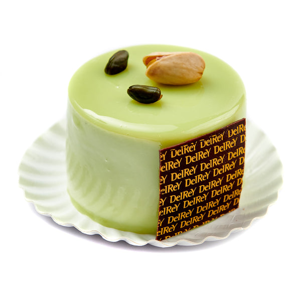 DelRey dessert taart van Pistache en chocoladecrème op een krokante bodem / DelRey dessert cake of Pistachio and chocolate cream on a crispy base 