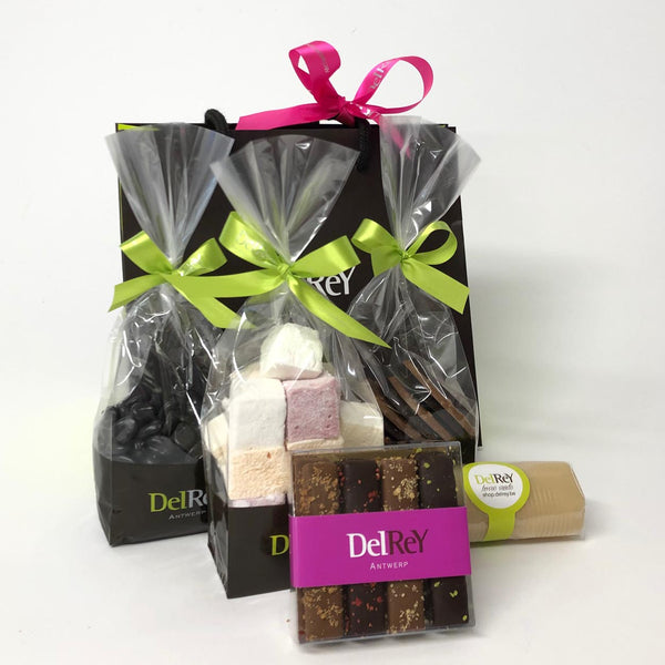 Del Rey Cadeauzak dessert gevuld met chocolade, marsepein, marshmallows, mikado's en koffieboontjes / Del Rey Gift Bag dessert filled with chocolate, marzipan, marshmallows, mikados and coffee beans