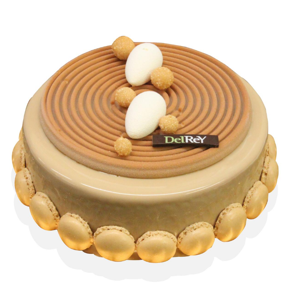 Nieuwjaarstaart van vanille- en mokkaijs met gekarameliseerde hazelnootjes van DelRey / New Year's Eve cake of vanilla and mocha ice cream with caramelized hazelnuts from DelRey