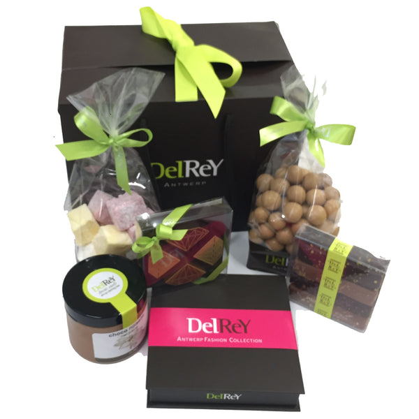 Mooie cadeauzak van DelRey met chocolade, pralines / Beautiful gift bag from DelRey with chocolates, pralines 