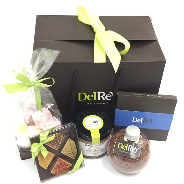 Mooie cadeauzak van DelRey met chocolade, pralines / Beautiful gift bag from DelRey with chocolates, pralines 