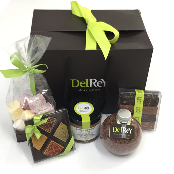 Mooie cadeauzak van DelRey met chocolade, pralines / Beautiful gift bag from DelRey with chocolates, pralines 