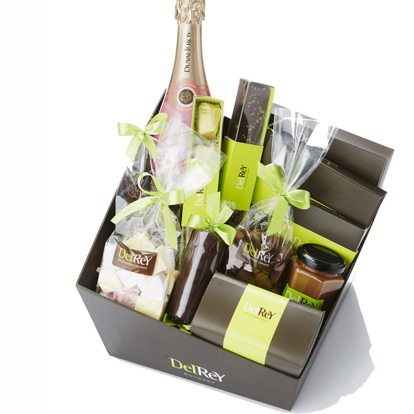 Mooie cadeaumand van DelRey met chocolade en pralines / Beautiful gift basket from DelRey with chocolates and pralines