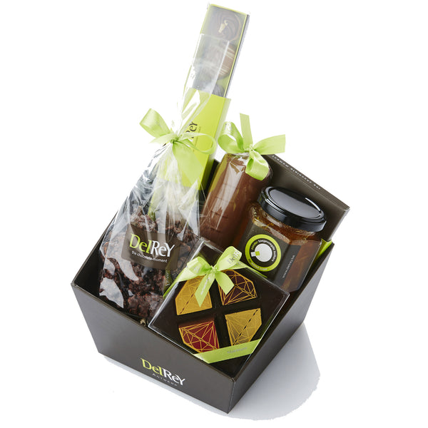 Mooie cadeaumand van DelRey met chocolade en pralines / Beautiful gift basket from DelRey with chocolates and pralines
