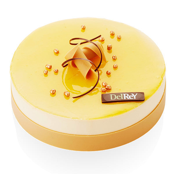 Taart an Delrey met licht gekarameliseerde chocolademousse, crème van mango en passievrucht en citroenbiscuit / Tart an Delrey with lightly caramelized chocolate mousse, cream of mango and passion fruit and lemon cookie.