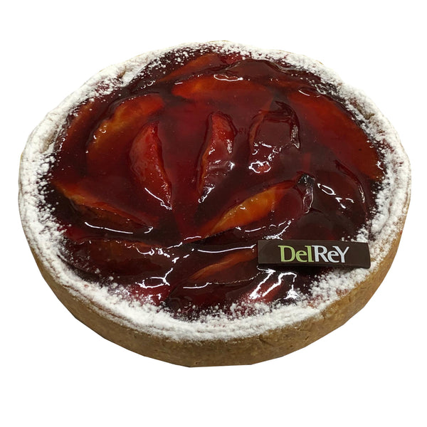 DelRey dessert taart van Kruimeldeeg gevuld met frangipane, president pruimen en afgewerkt met gelée van frambozen / DelRey dessert tart of Crumb dough filled with frangipane, president plums and finished with gelée of raspberries